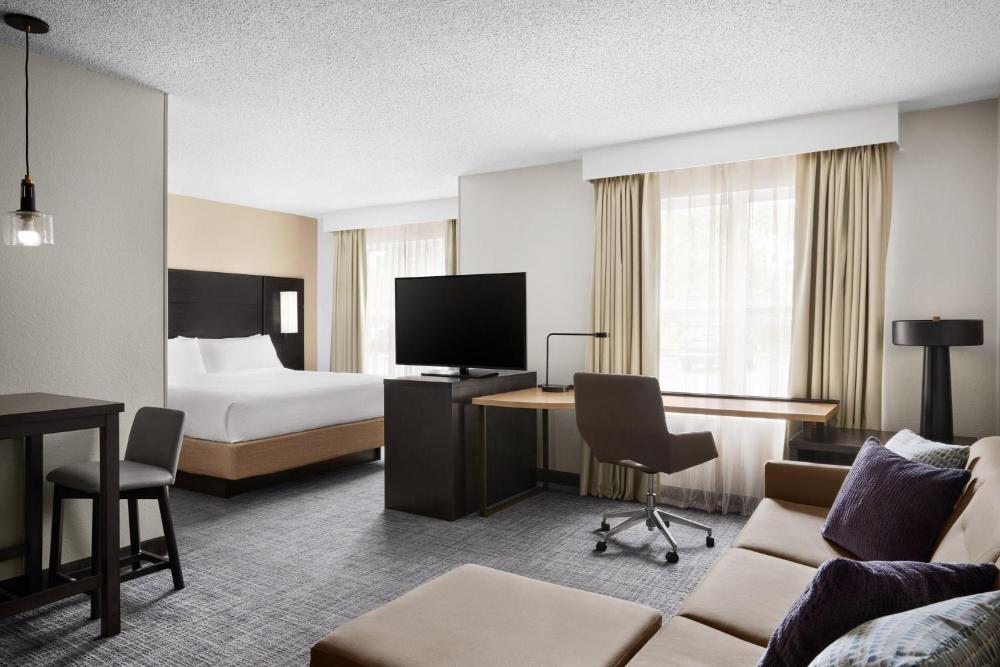 Deluxe King Studio with Sofa Bed interior